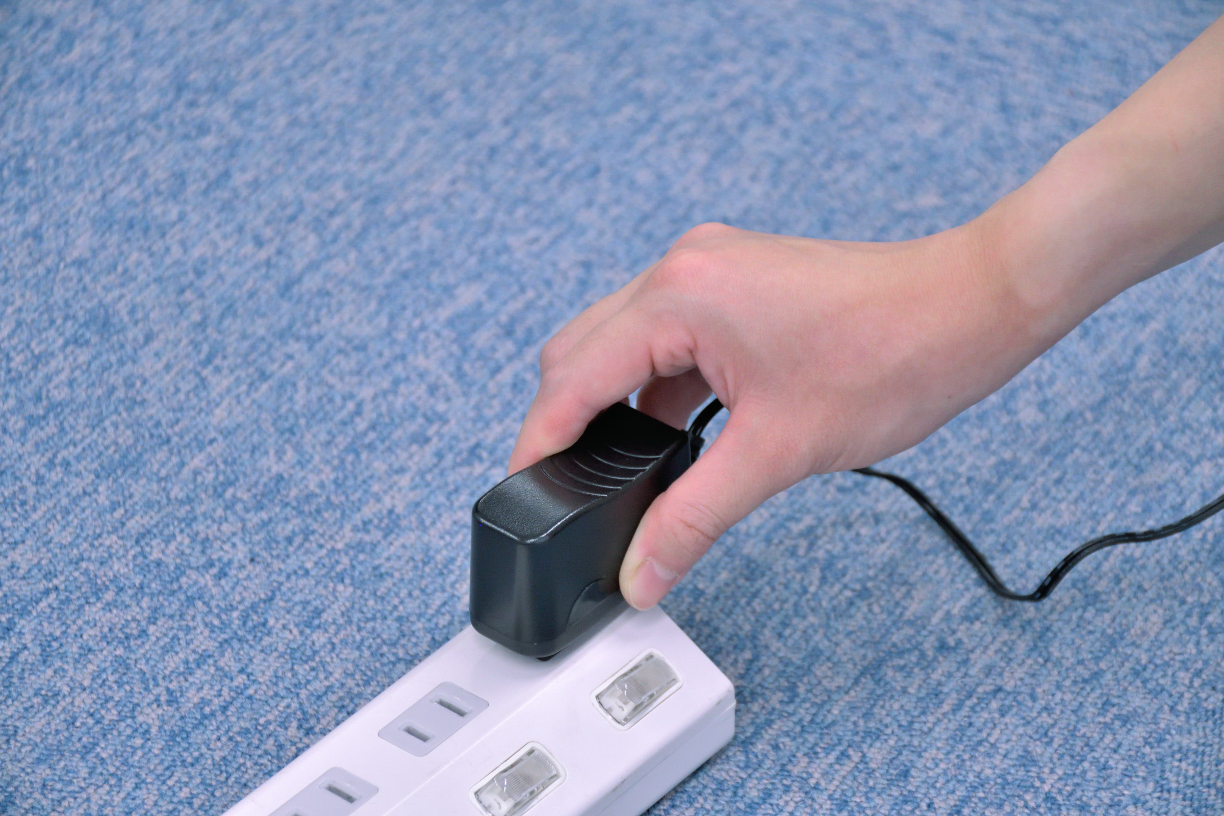 テレビ端子とブースターをケーブルで接続