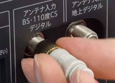 ブースターとテレビをケーブルで接続