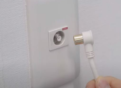 テレビコンセントにアンテナケーブルの片側のプラグを接続