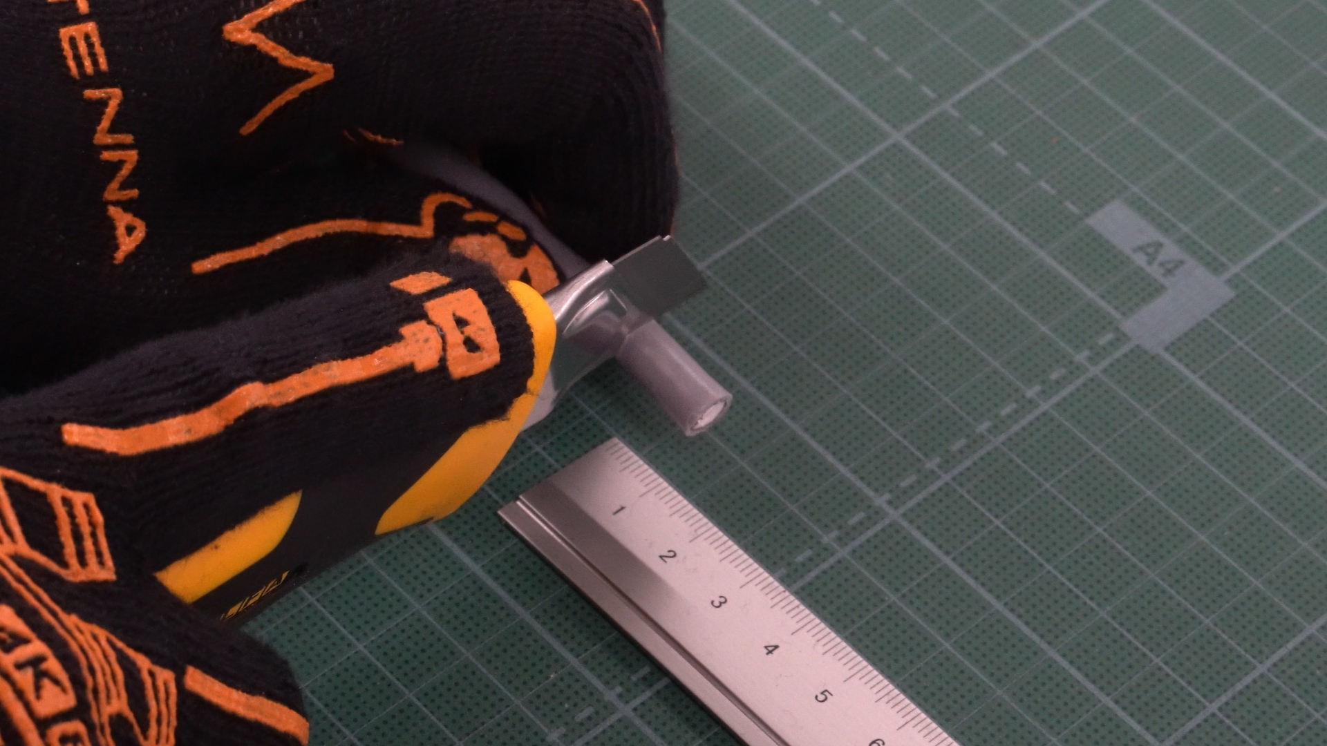 アンテナケーブル(テレビ配線ケーブル)の外皮を剥く