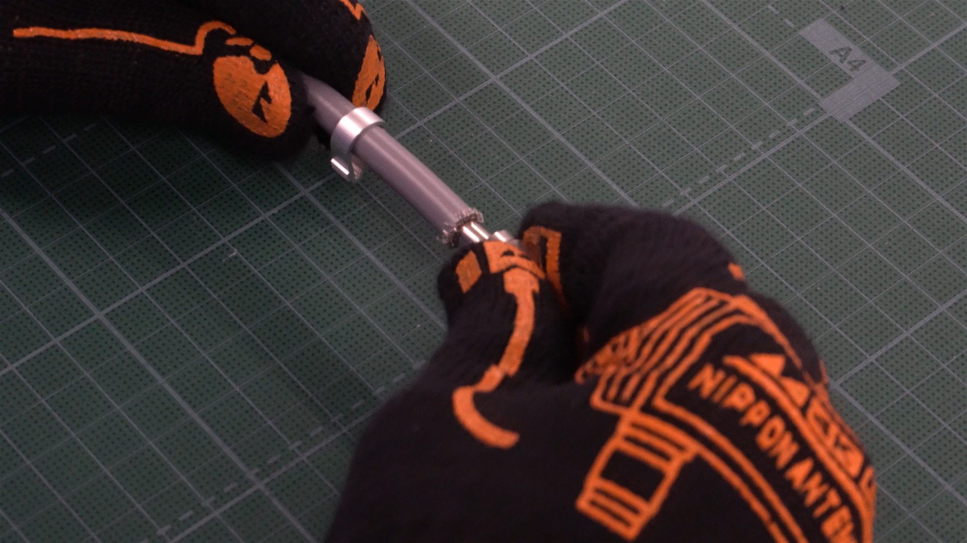 ① アンテナケーブル(テレビ配線ケーブル)にアルミリングと接栓(コネクタ)を挿入する-2